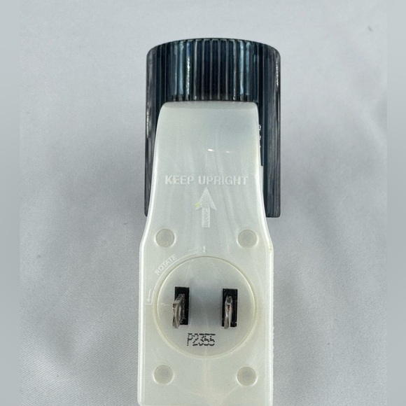 Bath & Body Works Wallflowers Fragrance Plug – Ribbed Blue Glass Design - Picture 5 of 8